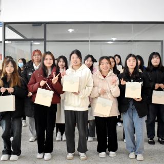 “送你一朵小紅花”！邊鋒開(kāi)展婦女節(jié)福利贈(zèng)送活動(dòng)